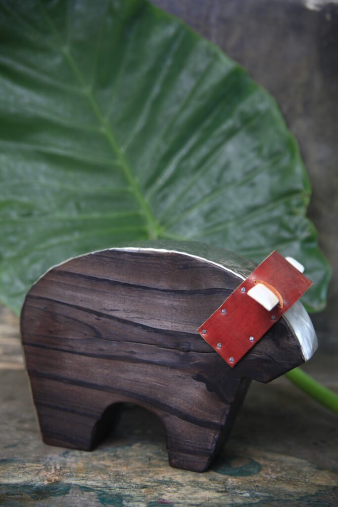 Toro de madera carbonizada, obra escultorica diseñada por Humberto Juarez de la Camara