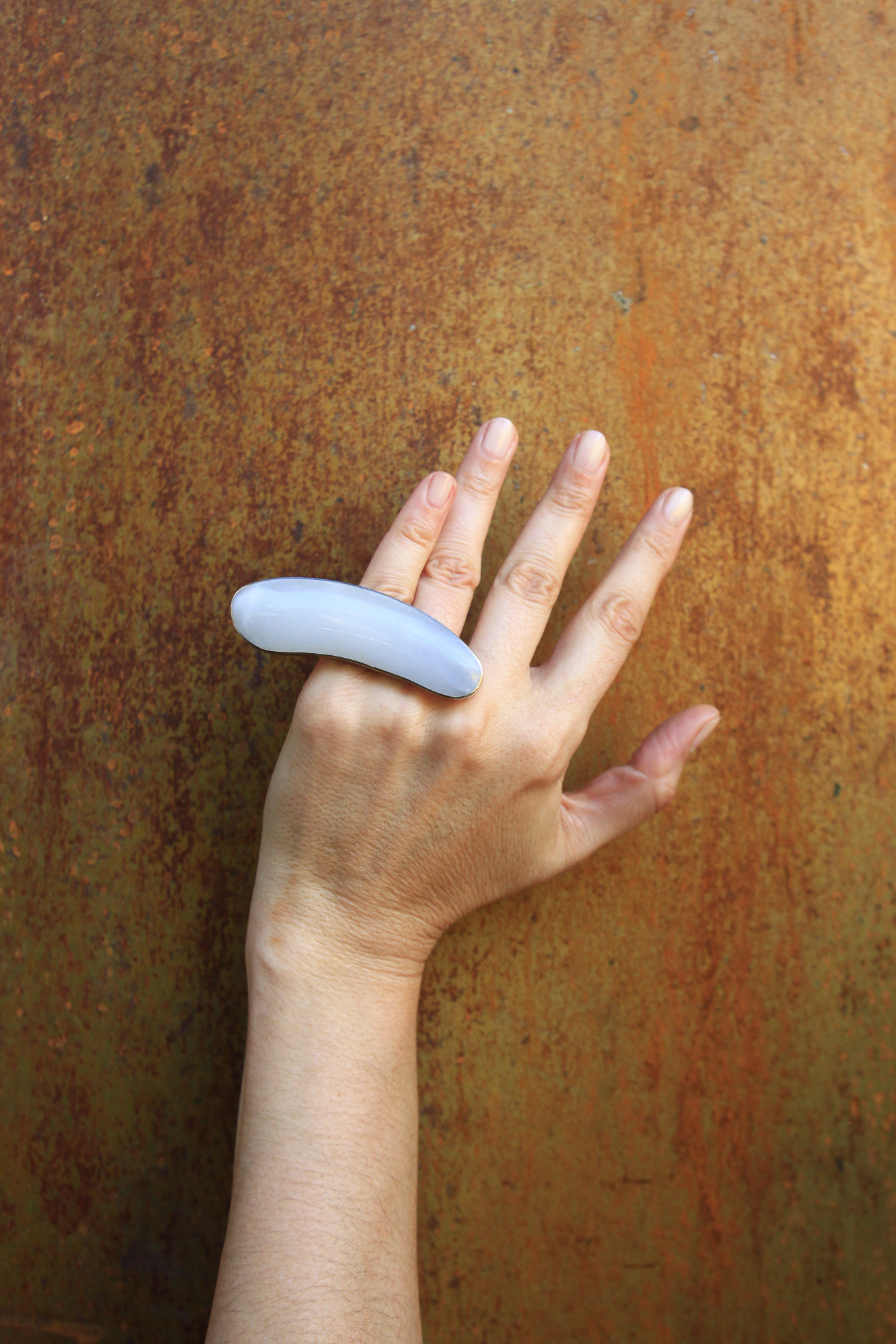 Anillo de ónix n2 blanco nube. Joyeria contemporanea argentina. Accesorios de lujo. diseño. fashion.