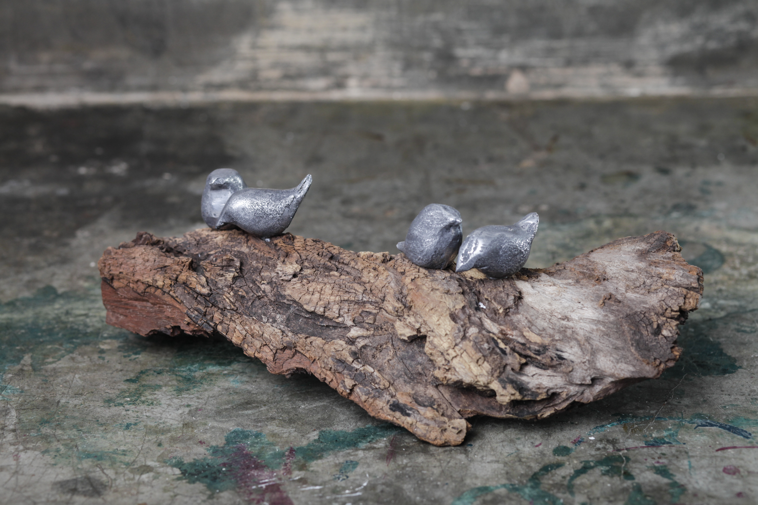 Pajaritos sobre tronco de quebracho natural.