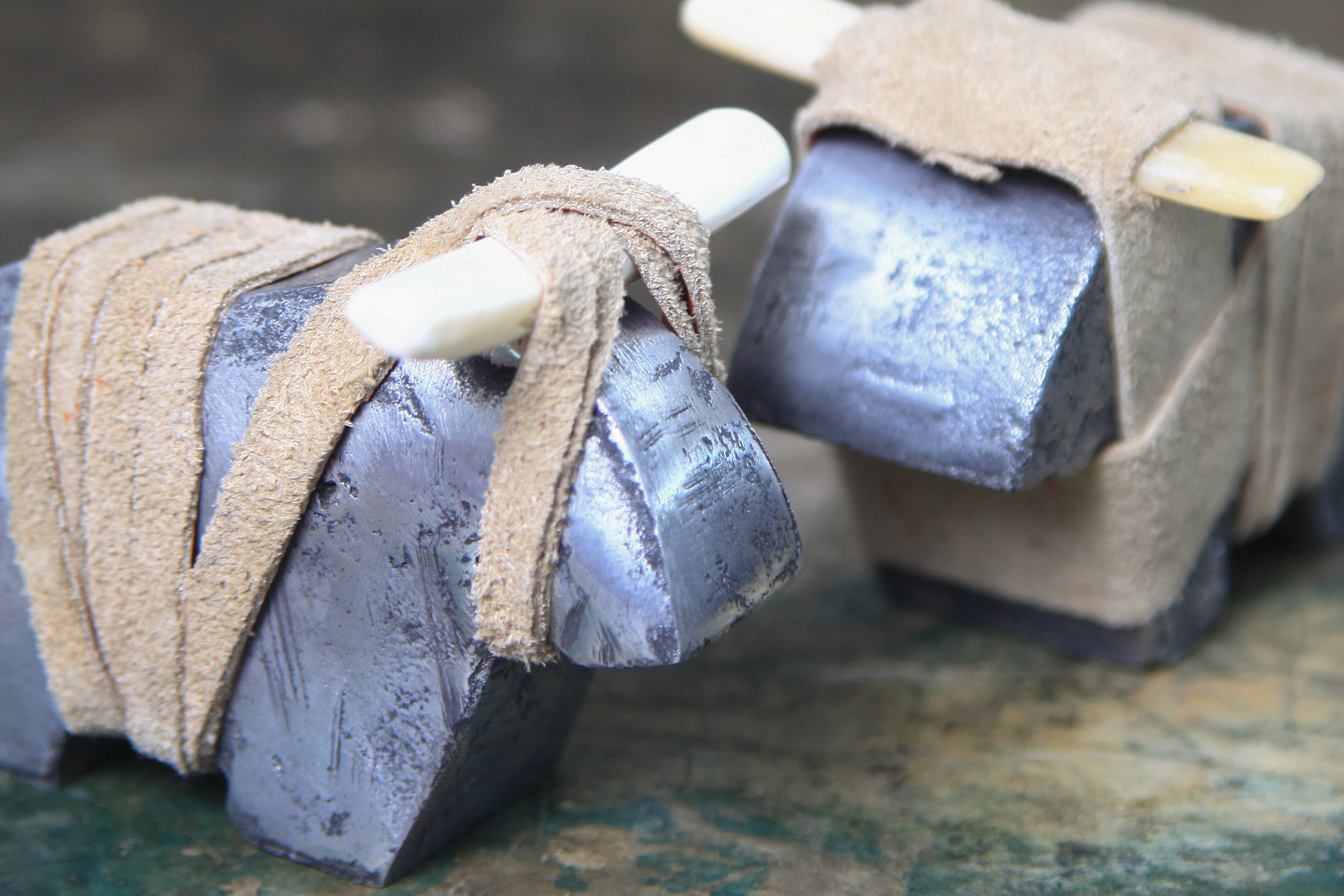 toro de aluminio, cuero y hueso. diseño contenporaneo artesanal