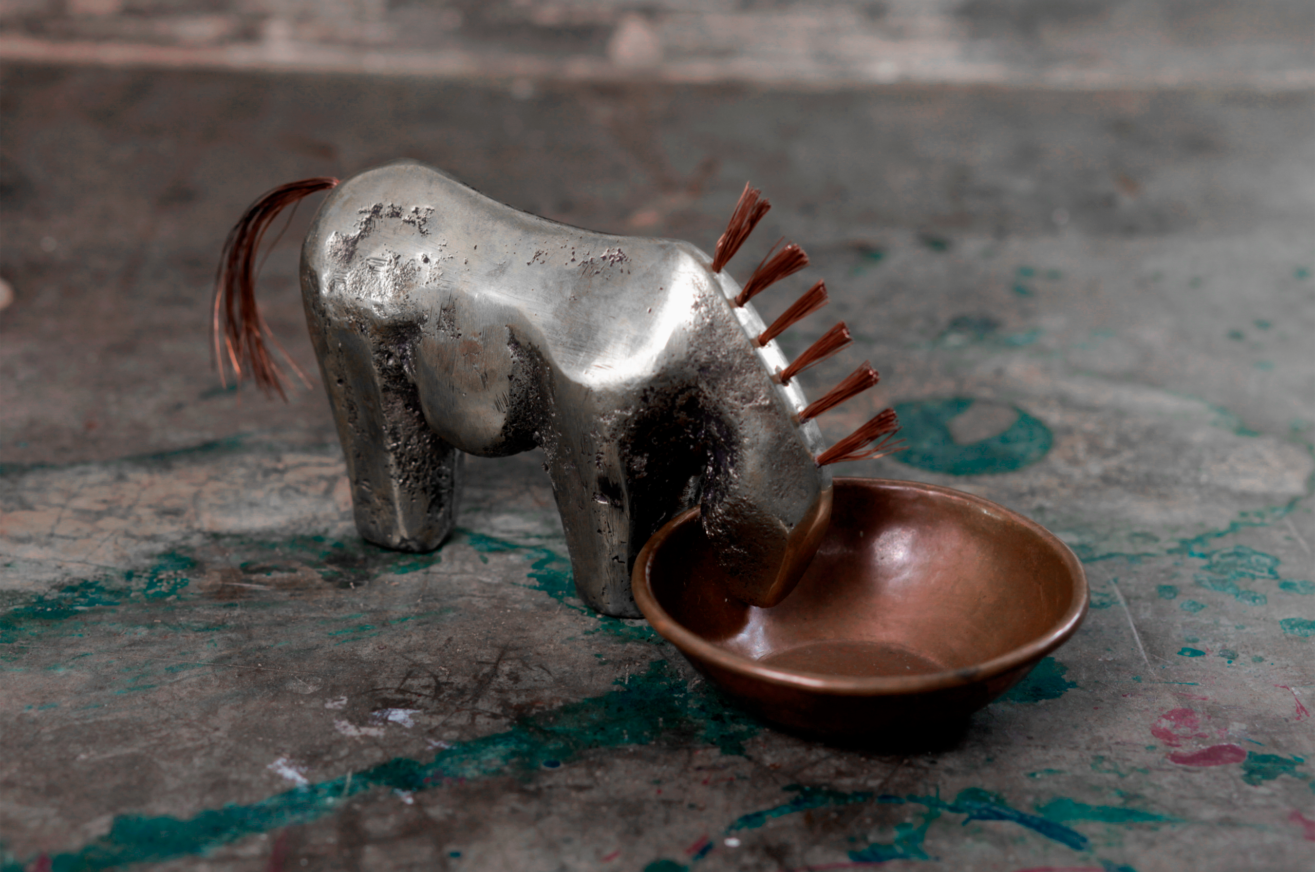 obra escultorica. artesania contenporanea. caballo de aluminio tomando agua de cuenco de cobre. juarezdelacamara